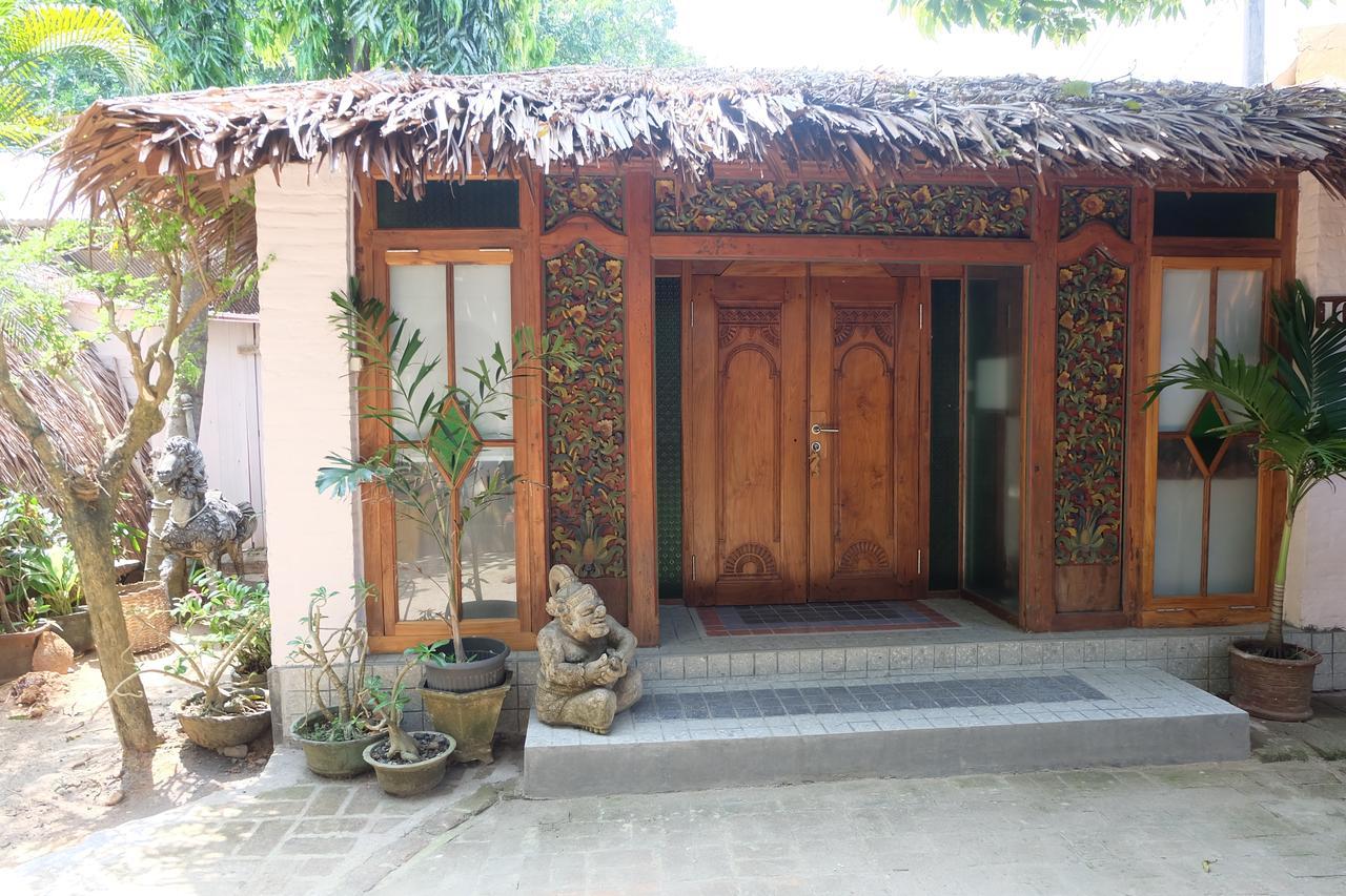 Villa Isabella Putri B&B Jepara Exterior photo